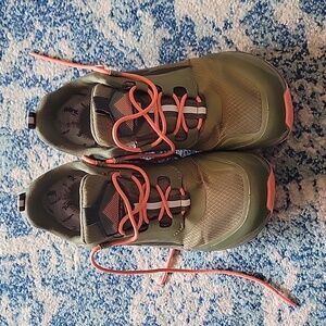 ALTRA Dusty Olive Green Lone Peak All-Weather Hiking Sneakers, Size 8